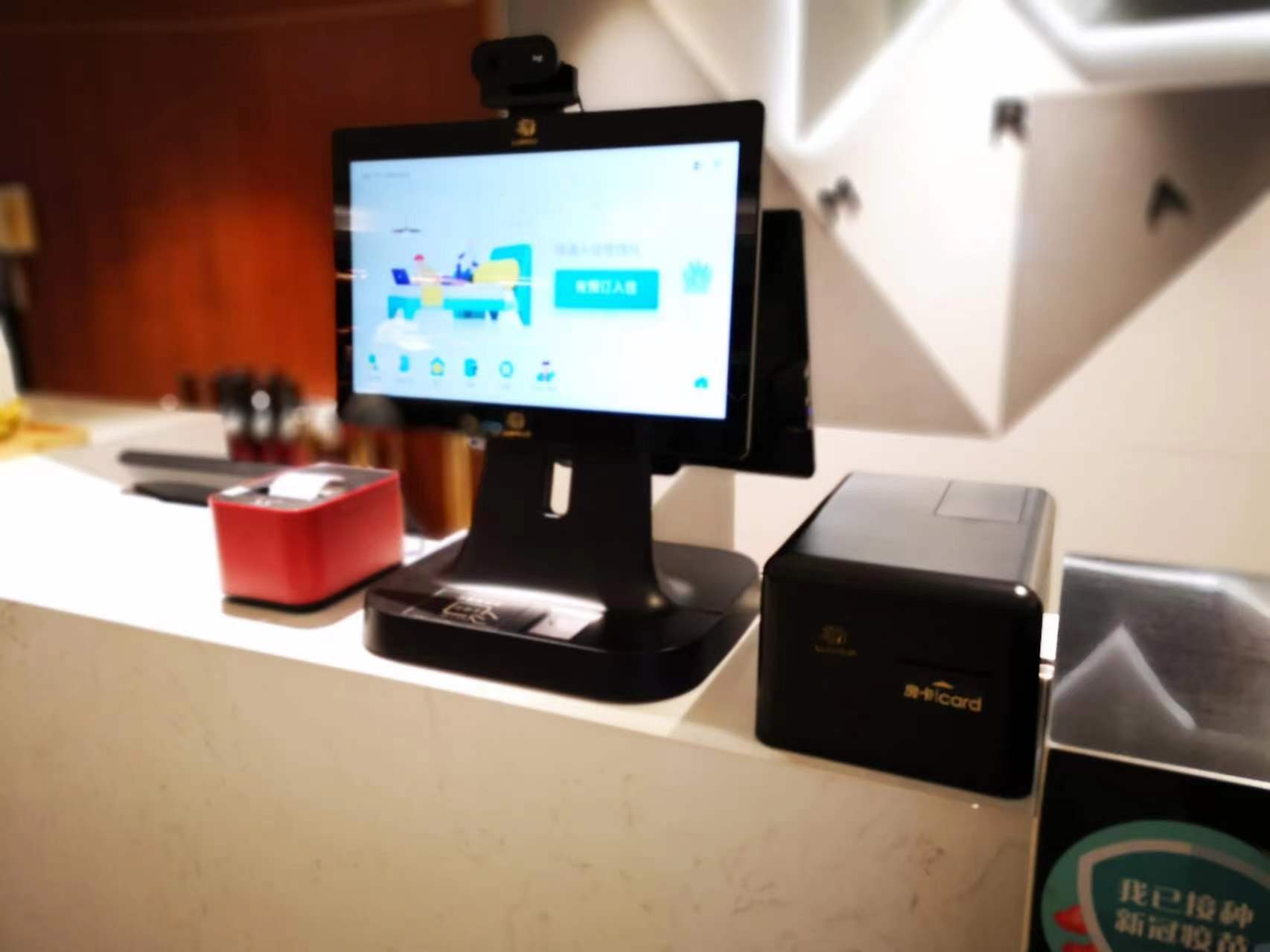 智慧酒店自助入住终端一体机：鹿马领航酒店行业的数字化革新！