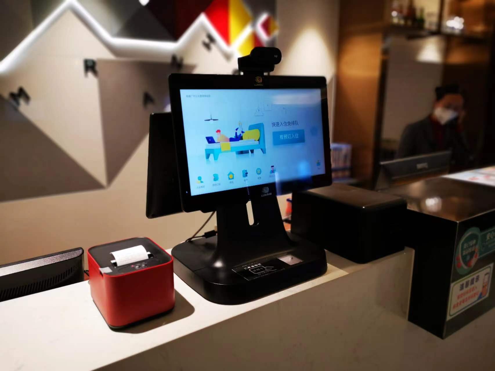 酒店自助前台设备价格揭秘：不同型号功能与成本分析