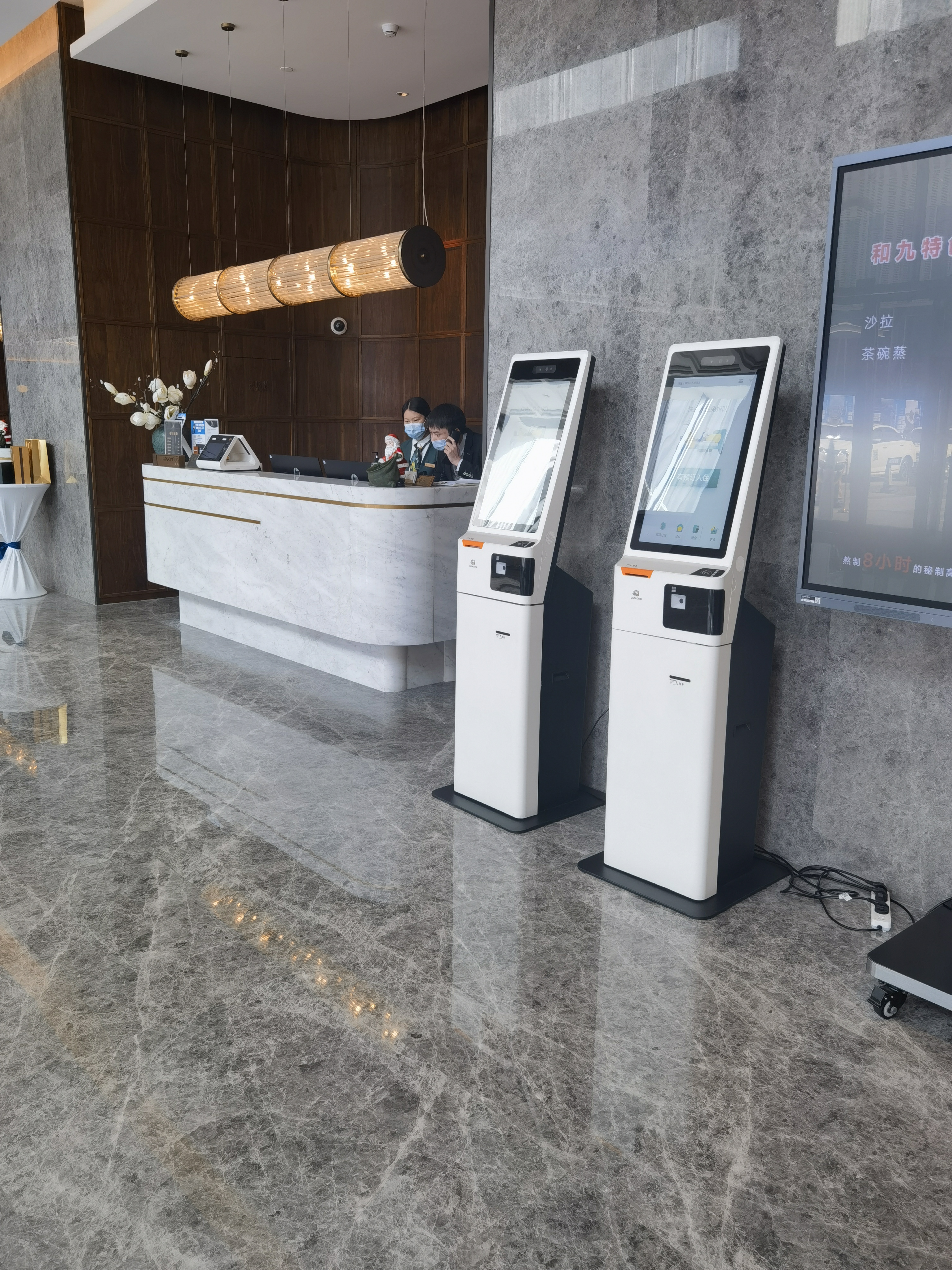 酒店自助机的优势与劣势对比：运营效率与客户体验的平衡