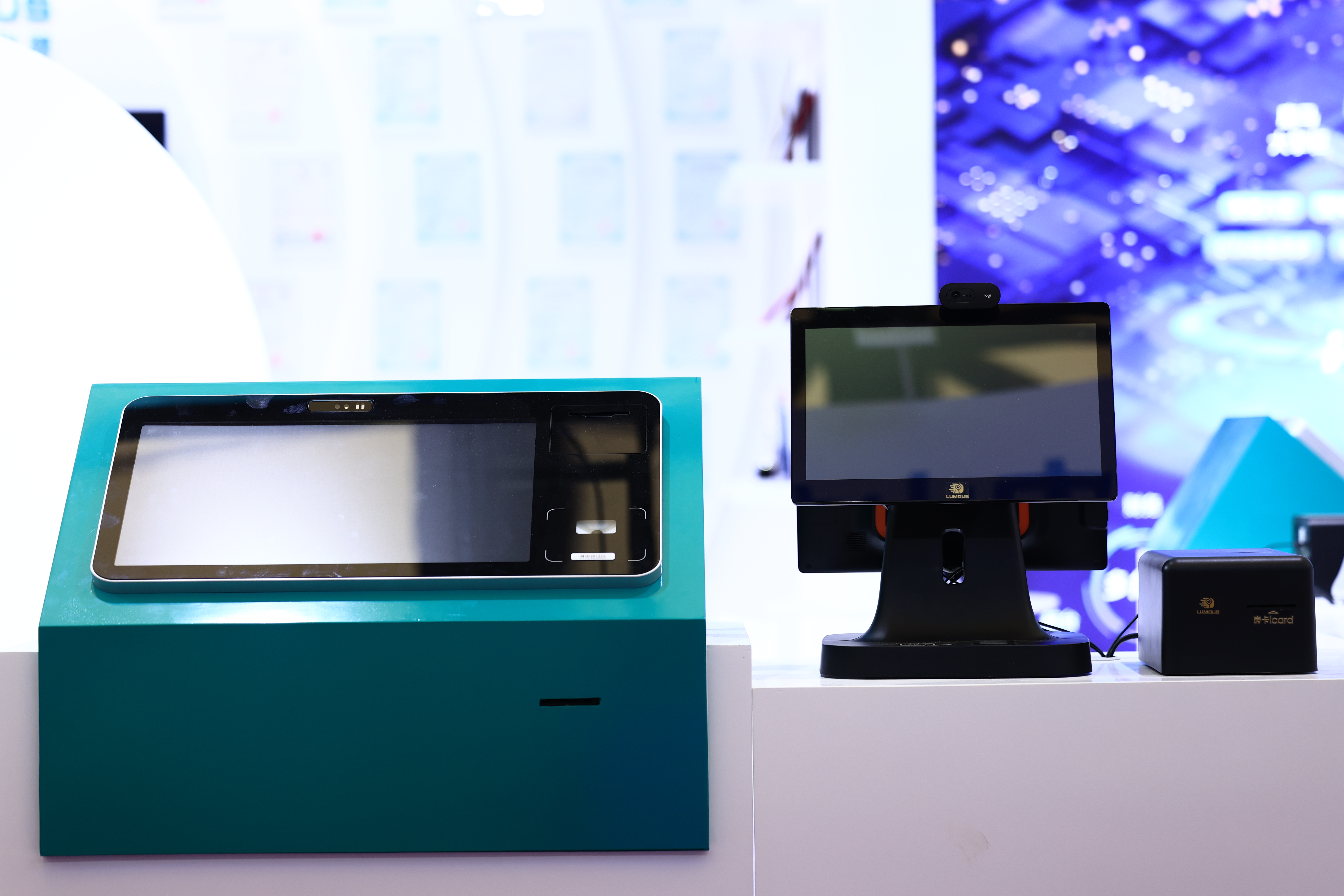 无人酒店前台一体机 AI 技术哪家强？深度剖析与对比