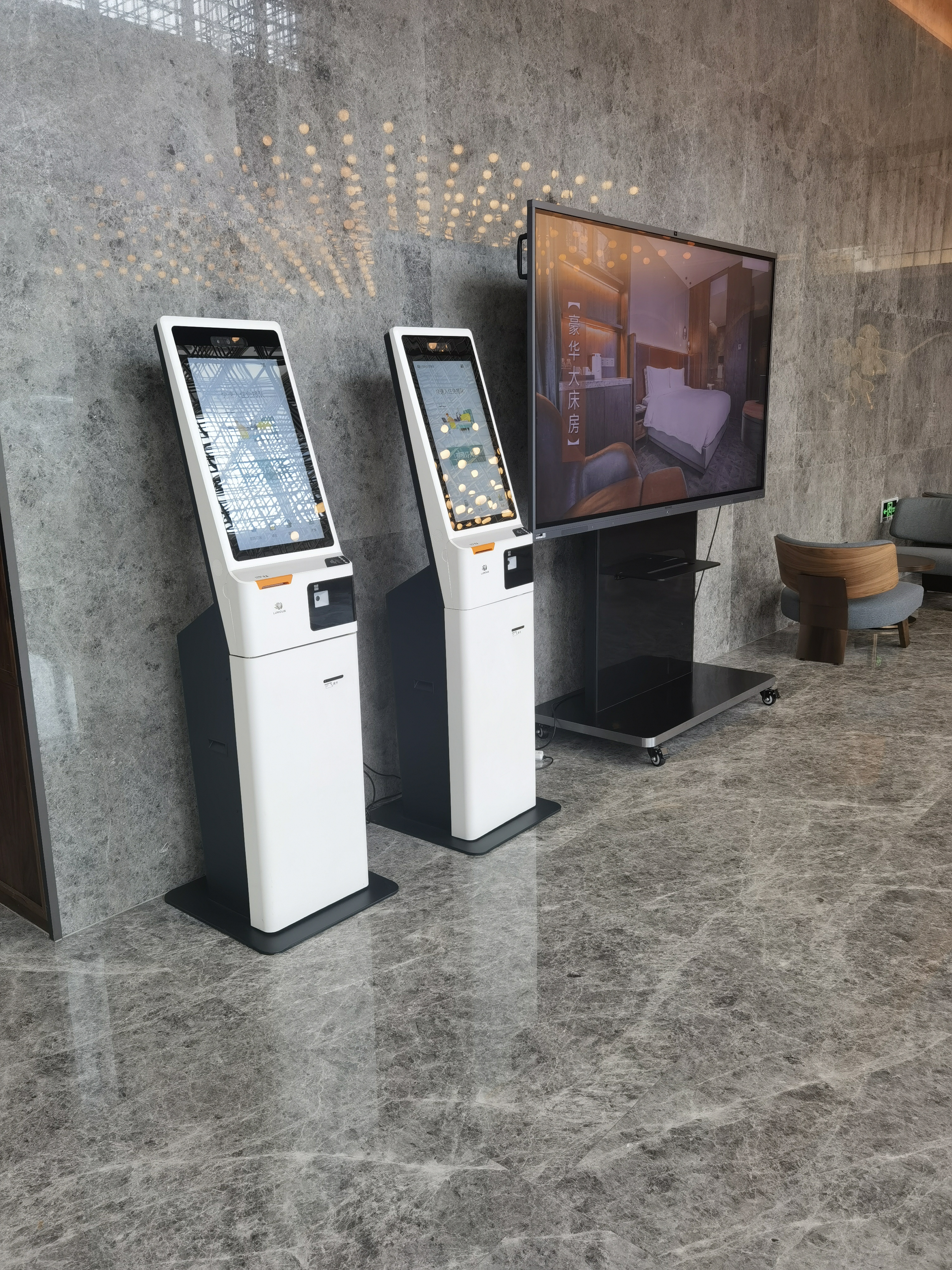 酒店自助机办理入住流程全解析：2025年标准化入住操作步骤与智能化体验升级指南