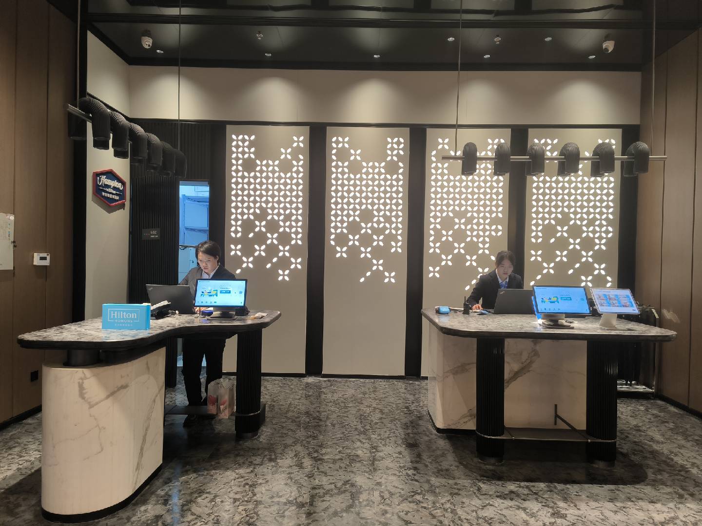 酒店自助入住机哪家好?看真实评价:鹿马用户 92% 满意度背后的 5 个原因 酒店自助入住机哪家好?看真实评价:鹿马用户 92% 满意度背后的 5 个原因
