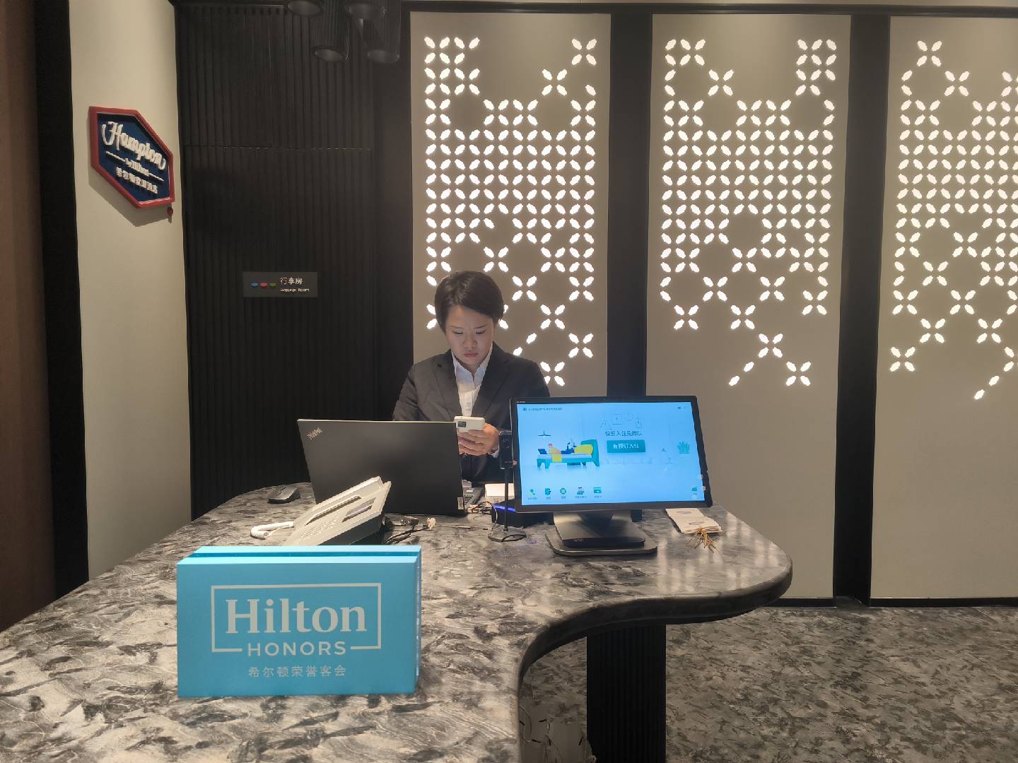 2025 年酒店自助入住机技术趋势：AI 识别与物联网应用解析