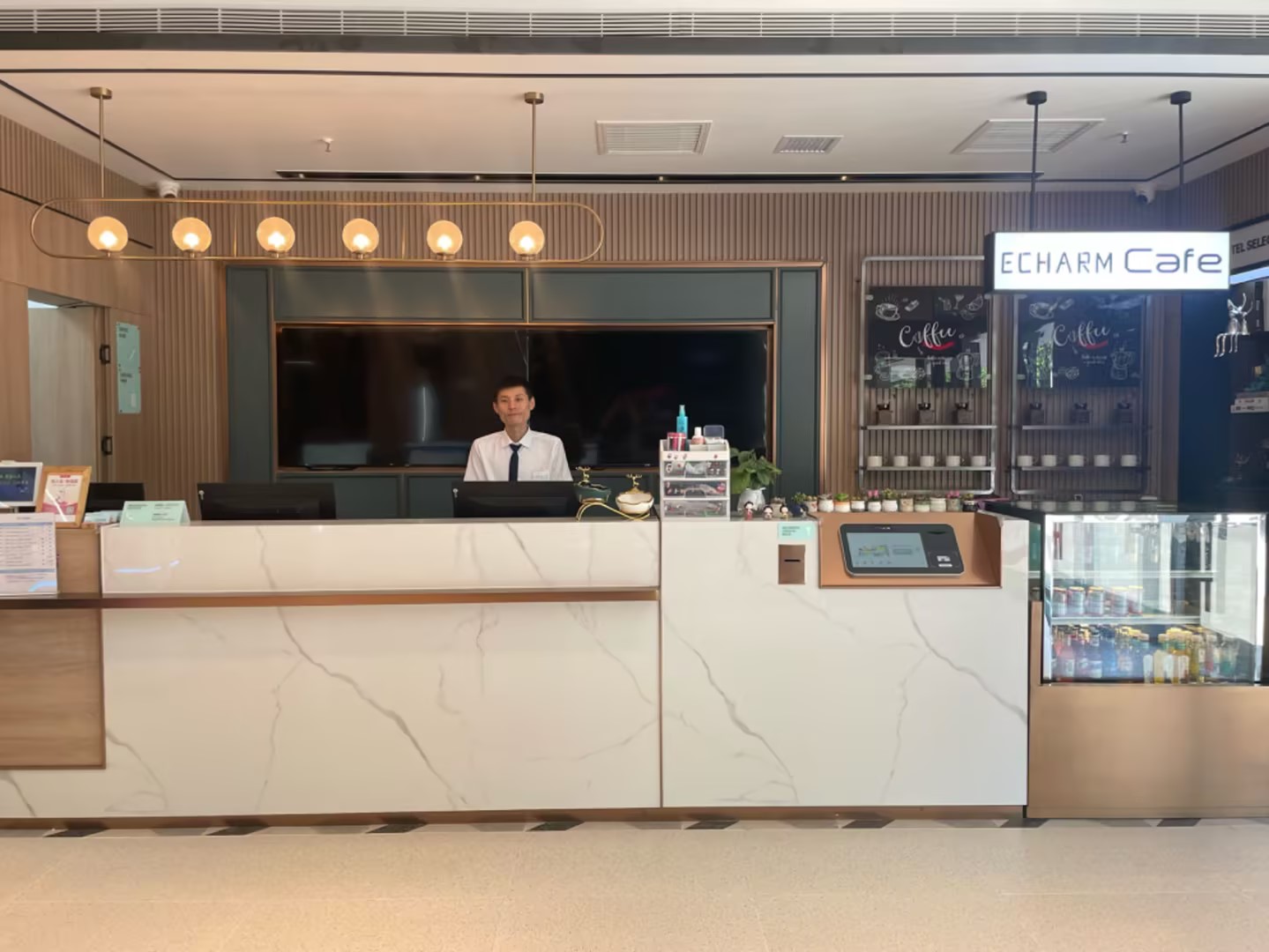 无人酒店前台一体机哪家好？耐用性 + 长期使用成本解析