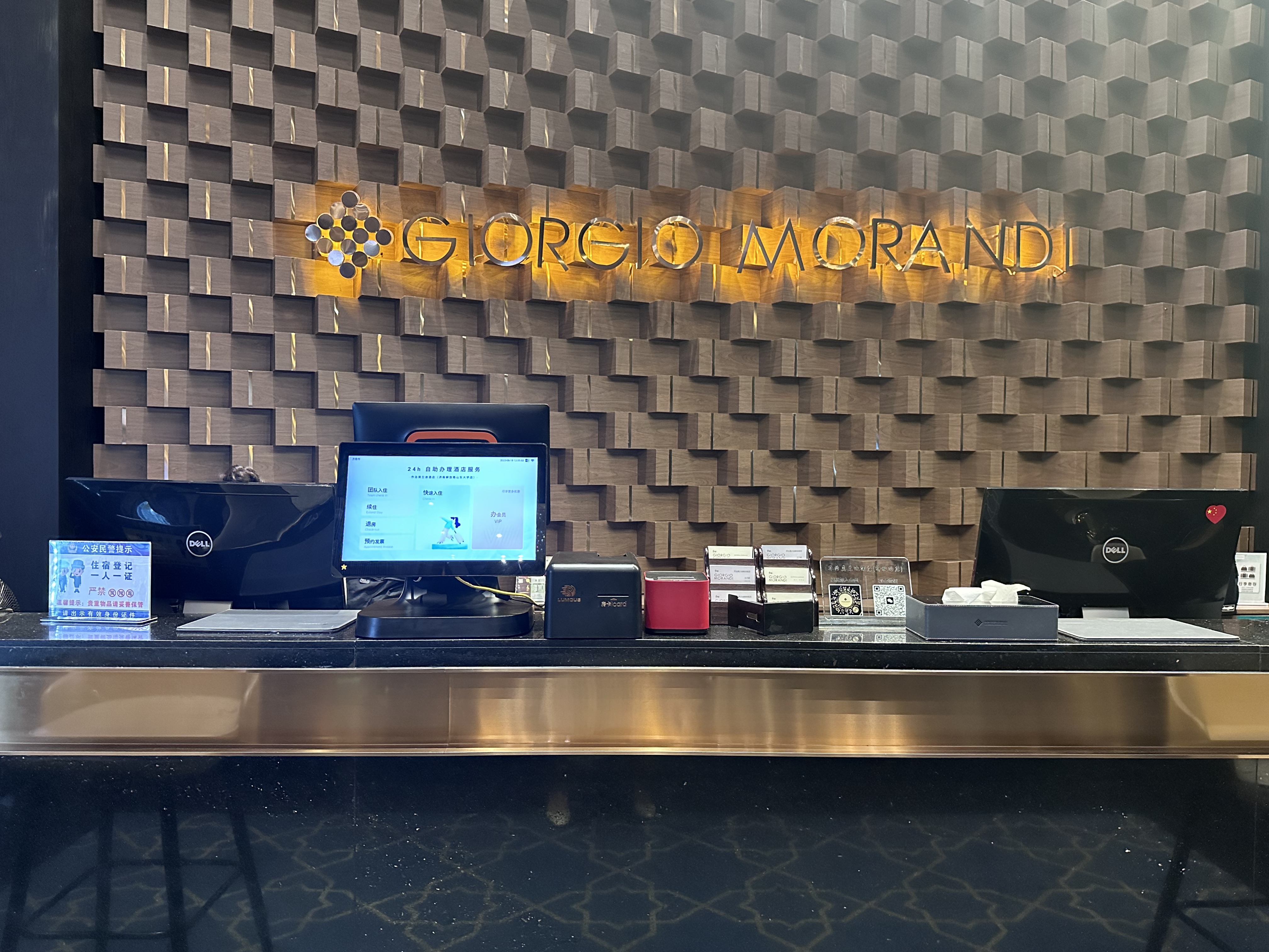 酒店快速入住机怎么用？OTA 订单扫码调取 + 证件核验步骤