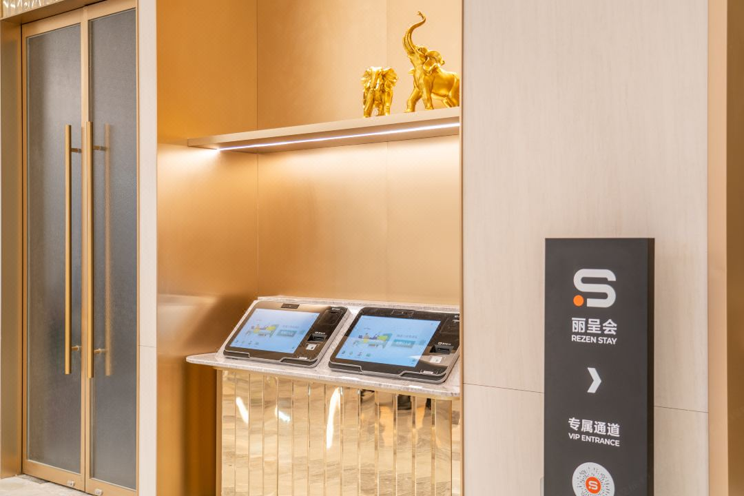 从基础入住到增值服务：现代酒店自助入住终端的全功能解析