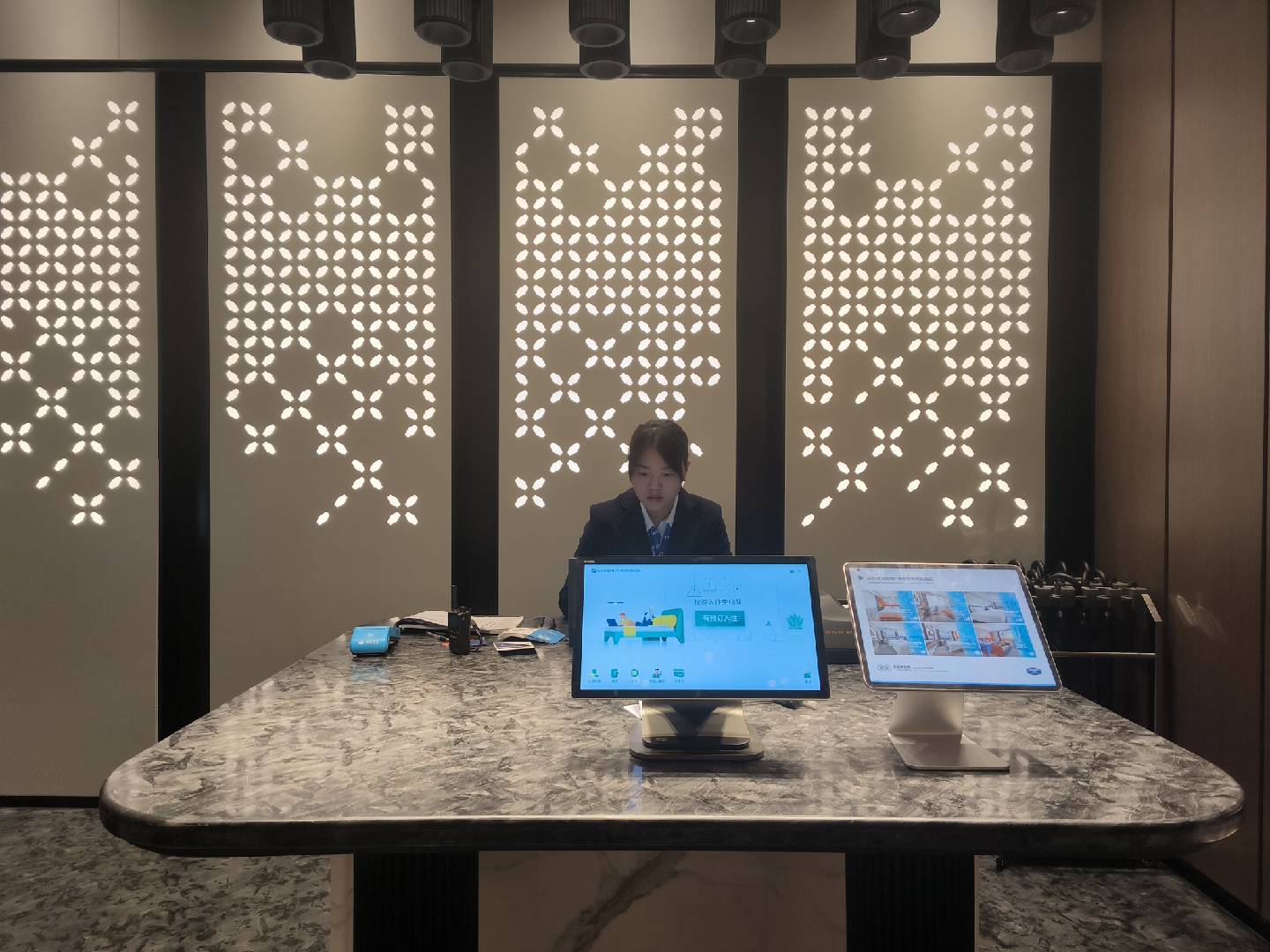 “酒店自助机一分钟入住”是承诺还是现实？一场关于效率与价值的深度实测