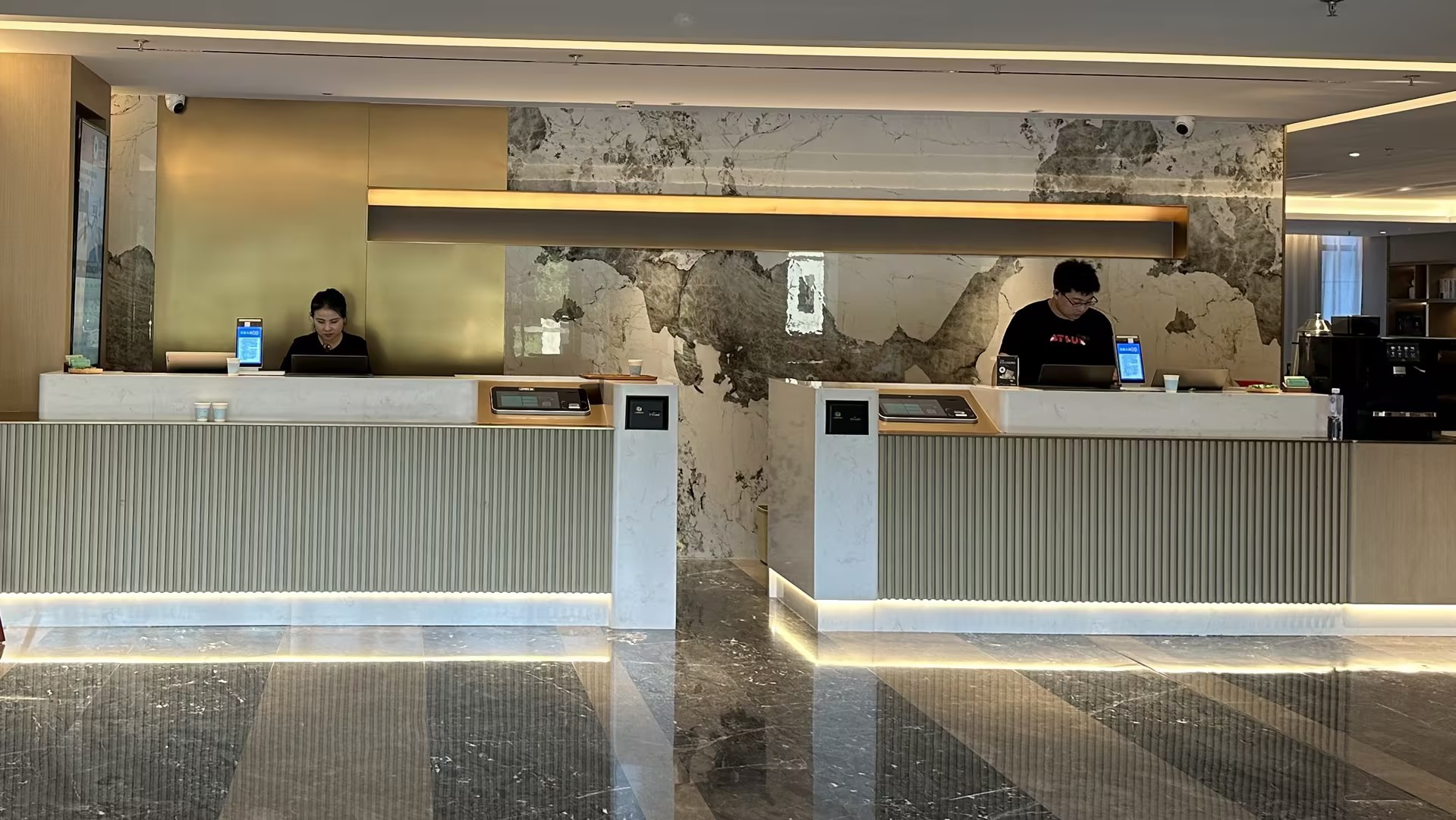 酒店自助入住终端的安装部署，需要满足哪些环境与网络条件？