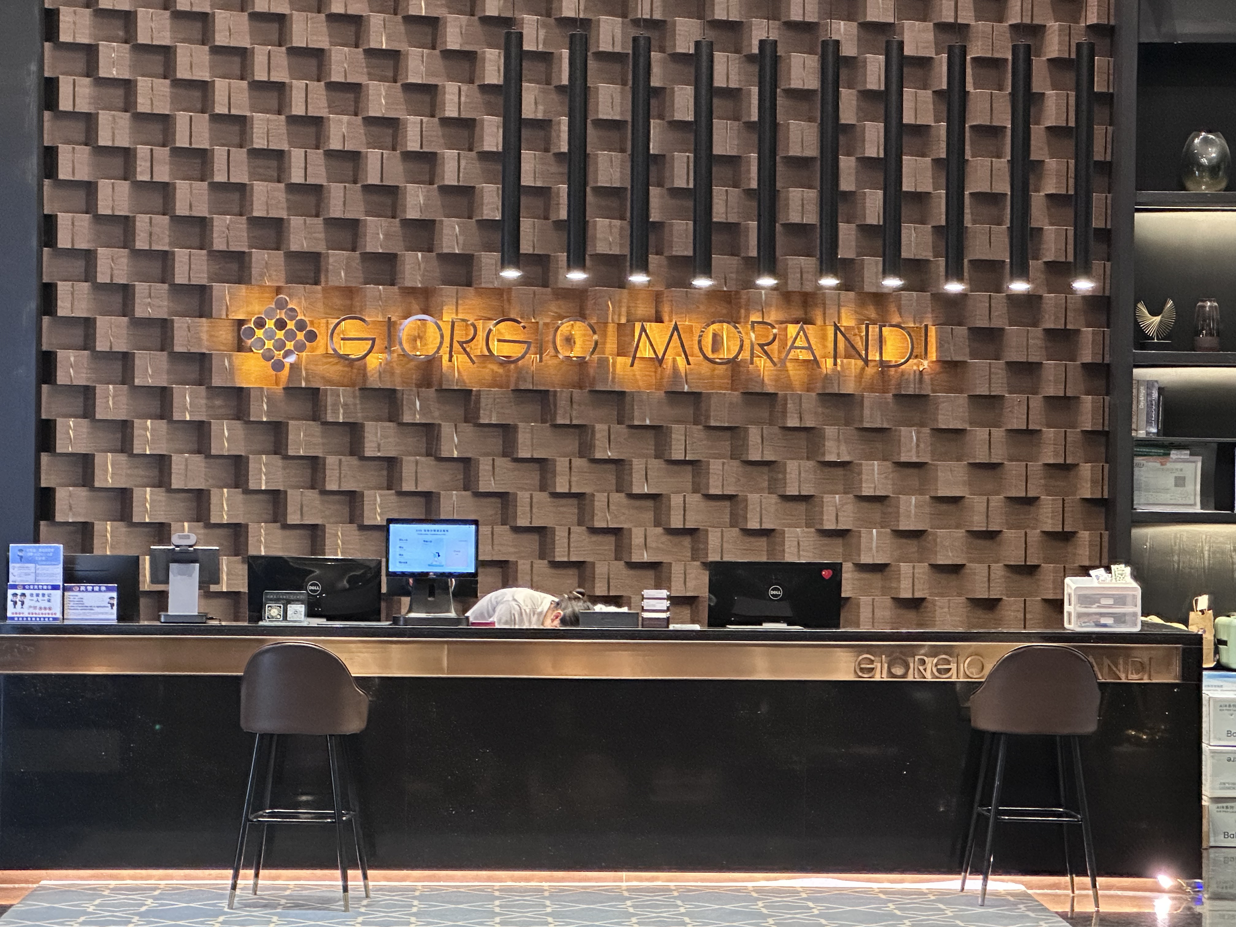 从传统到智慧:酒店自助入住机在四星级以上酒店改造中的实施难点与对策 从传统到智慧:酒店自助入住机在四星级以上酒店改造中的实施难点与对策