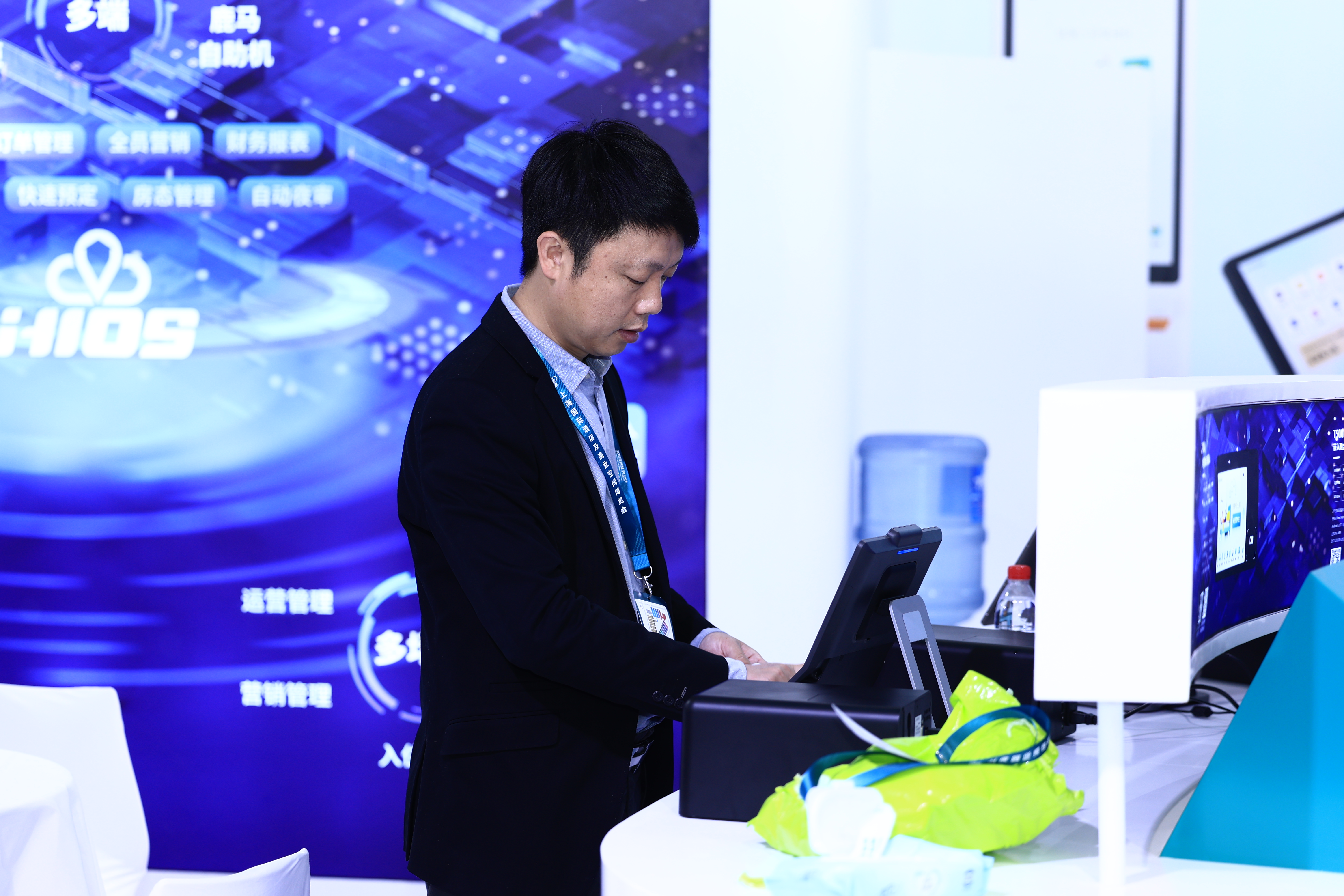 酒店自助机哪家性价比最高？中高端市场热销型号多维解析