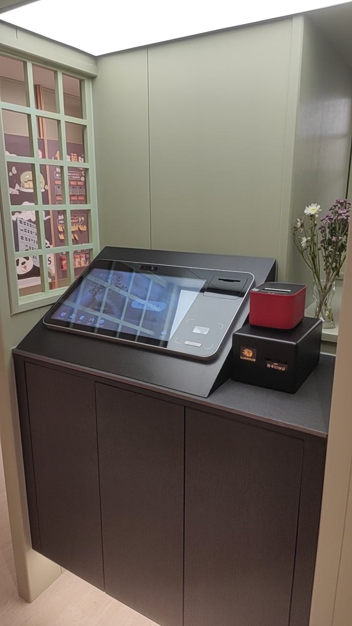 酒店自助入住机的三大核心优势:不止于“省人” 酒店自助入住机的三大核心优势:不止于“省人”