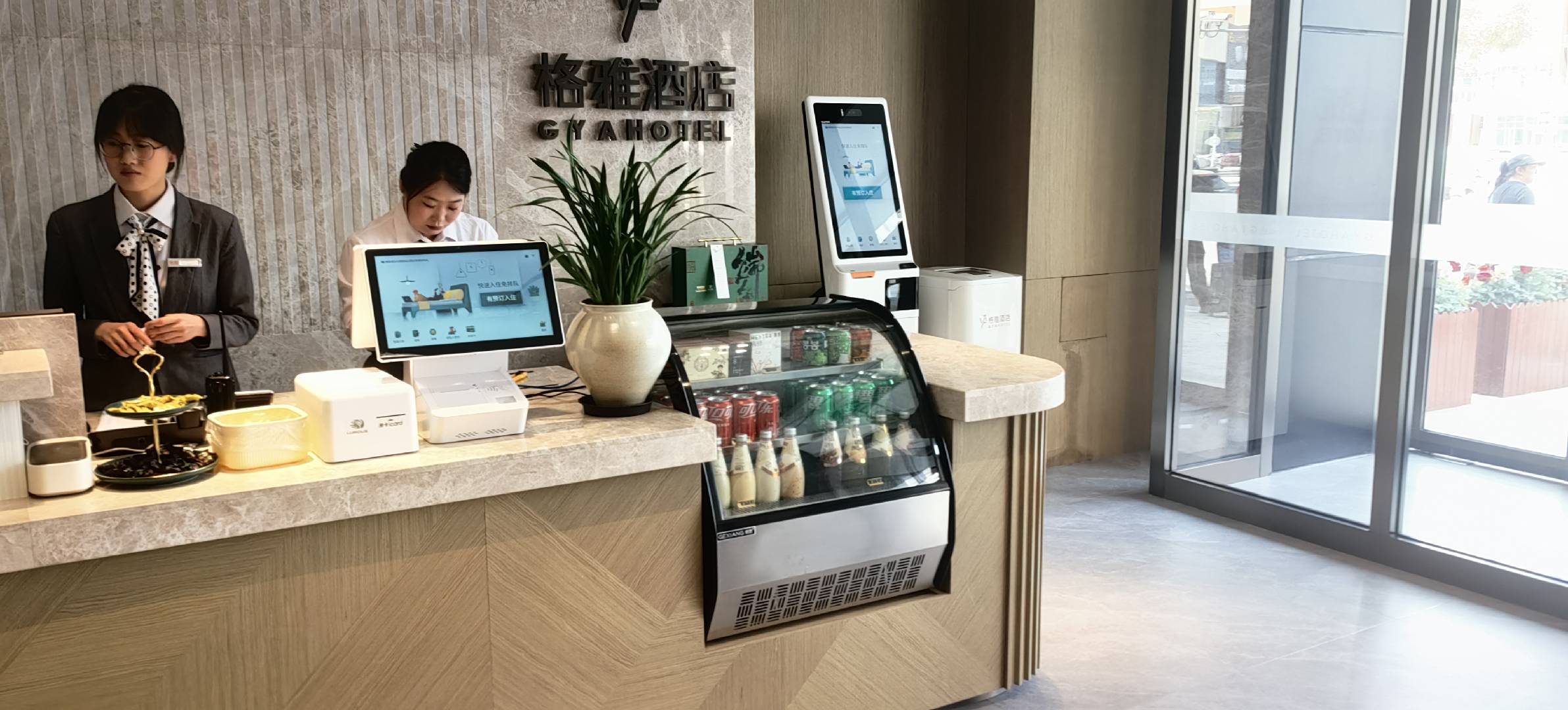 无人酒店智能前台的能耗管理：24小时运行如何做到节能环保？