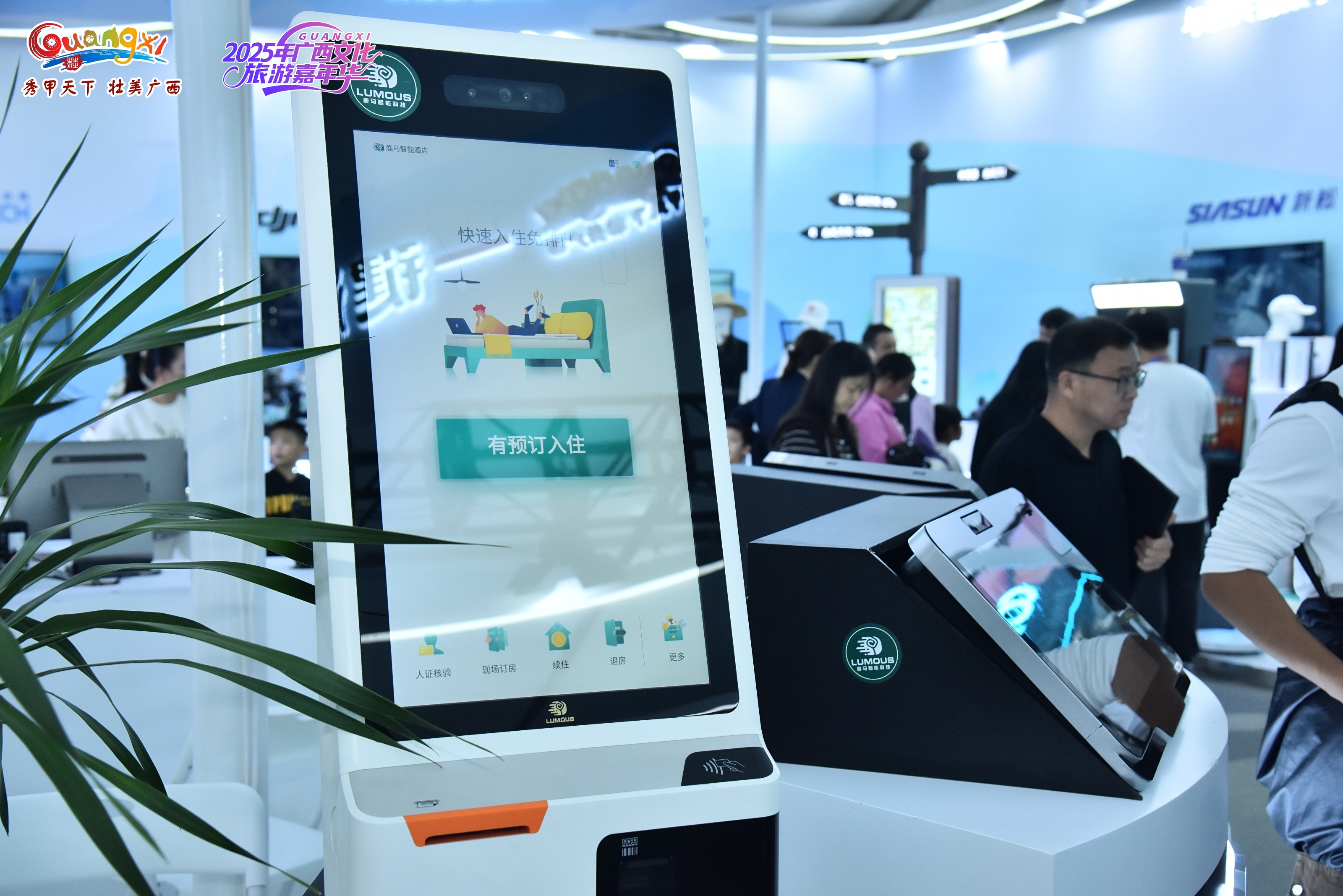 酒店自助终端机“租赁”还是“购买”？两种模式的长期成本对比