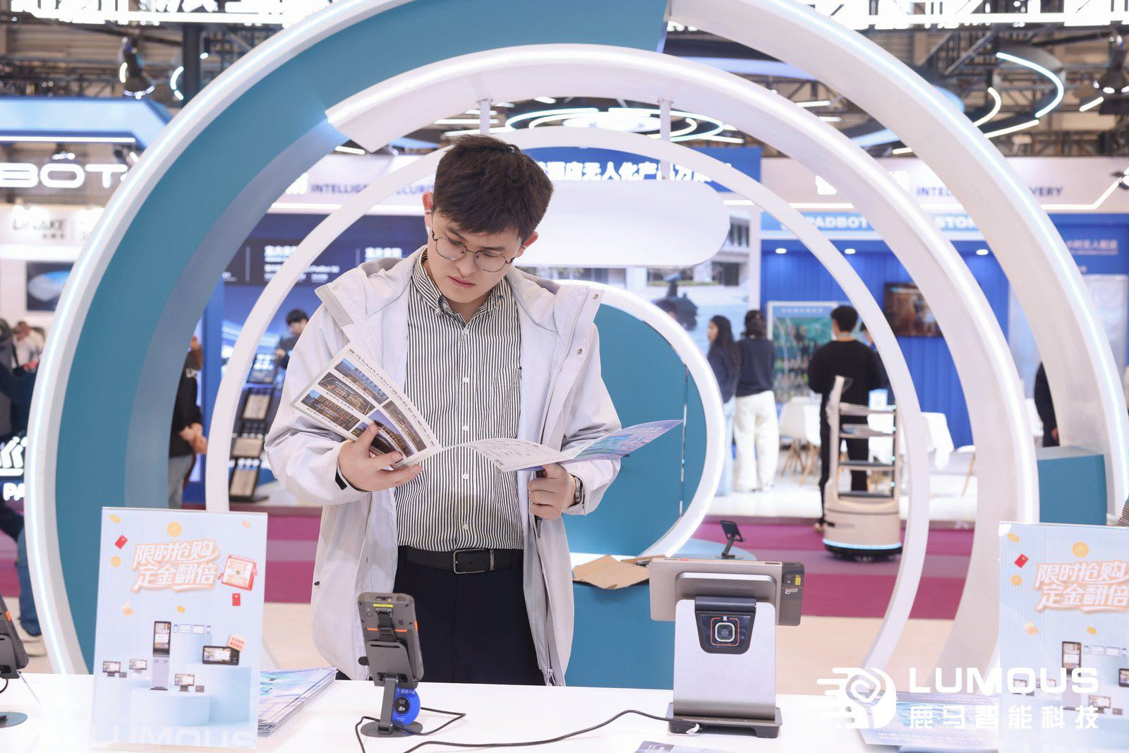 智能酒店前台机器人哪个品牌好?2026接待机器人排行 智能酒店前台机器人哪个品牌好?2026接待机器人排行