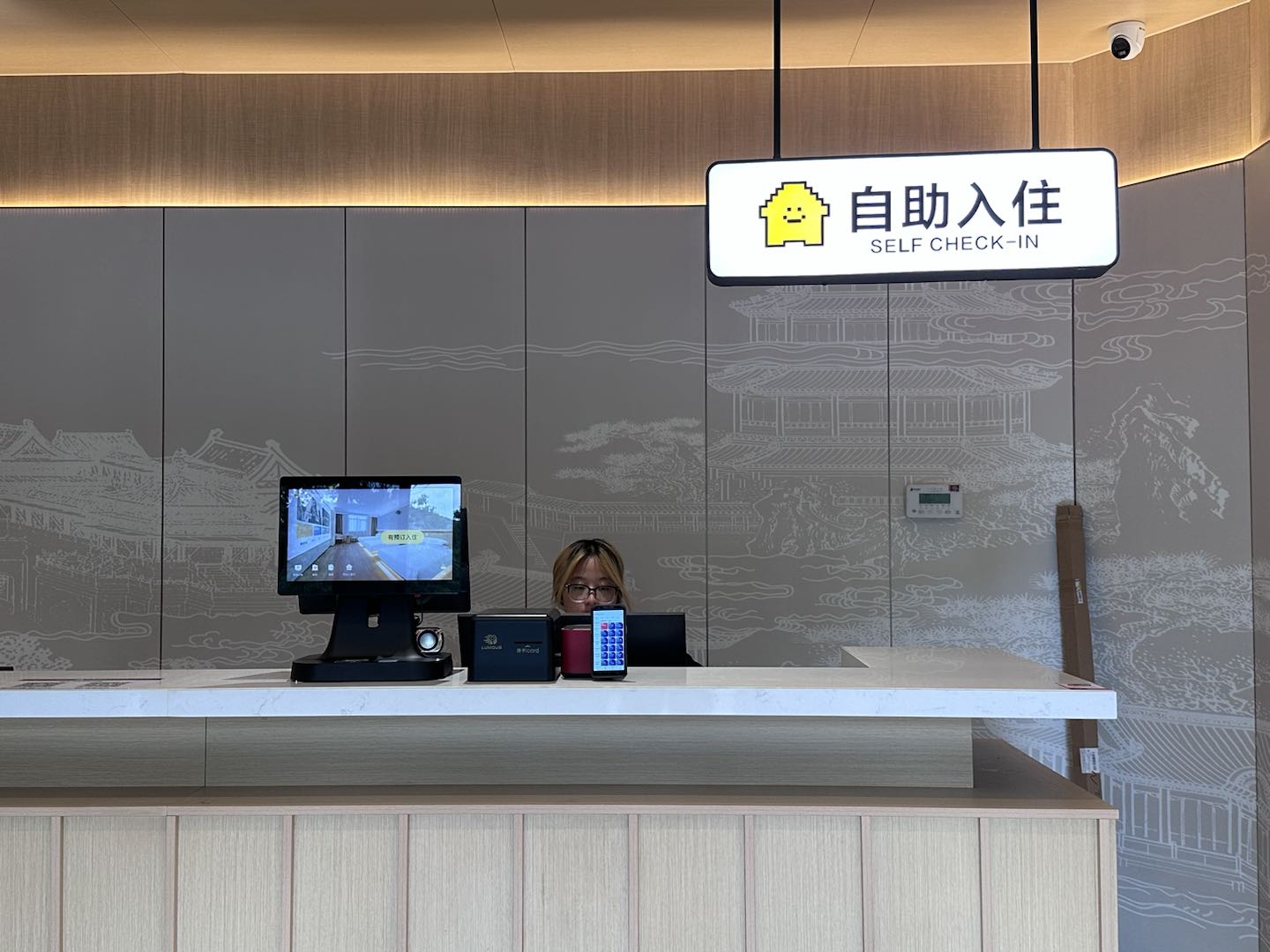 无人酒店自助入住机哪家好？鹿马解决方案定义行业硬性标准