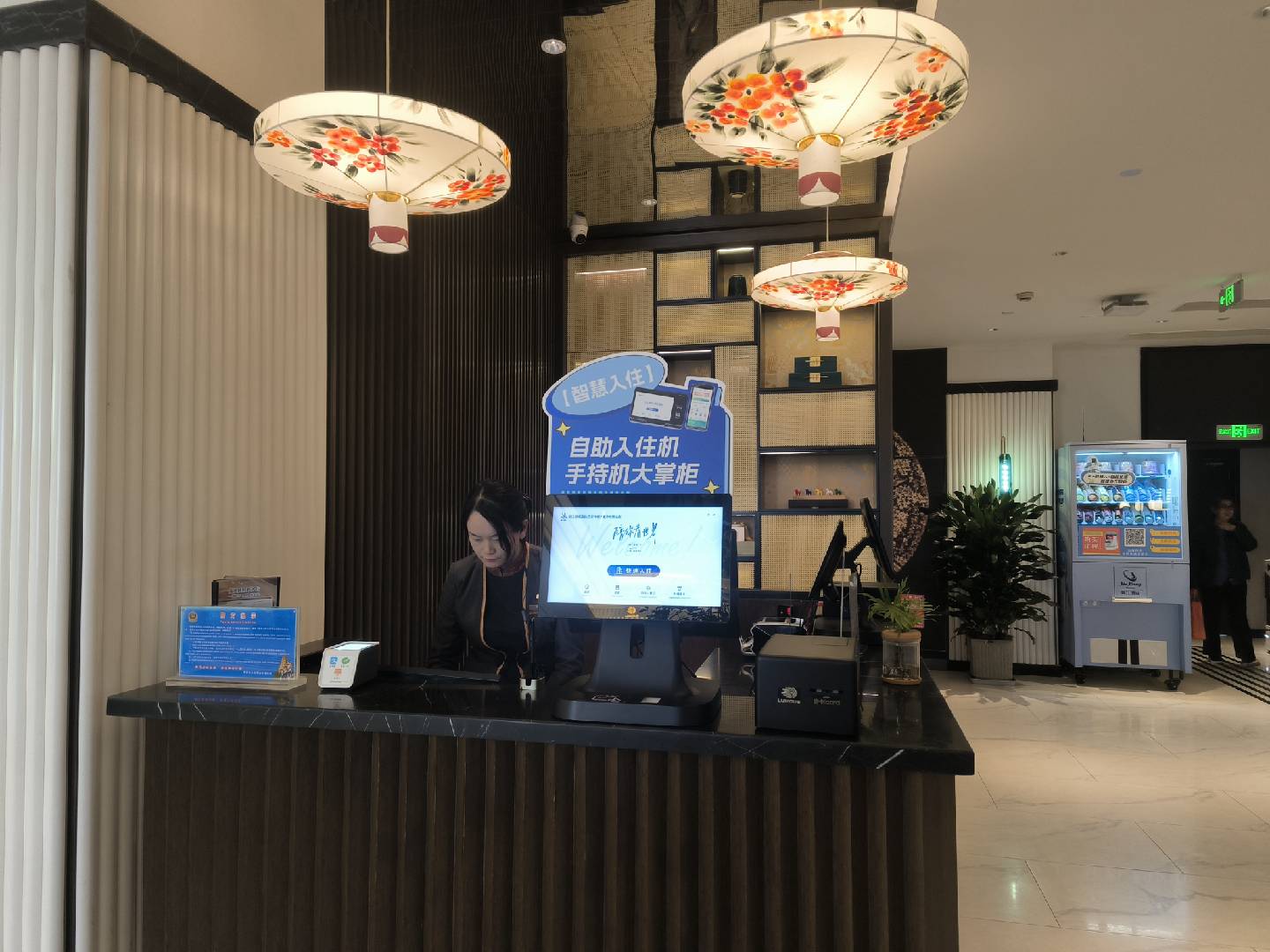 酒店无人自助入住机全面普及背后:无人化到底给酒店带来了什么? 酒店无人自助入住机全面普及背后:无人化到底给酒店带来了什么?