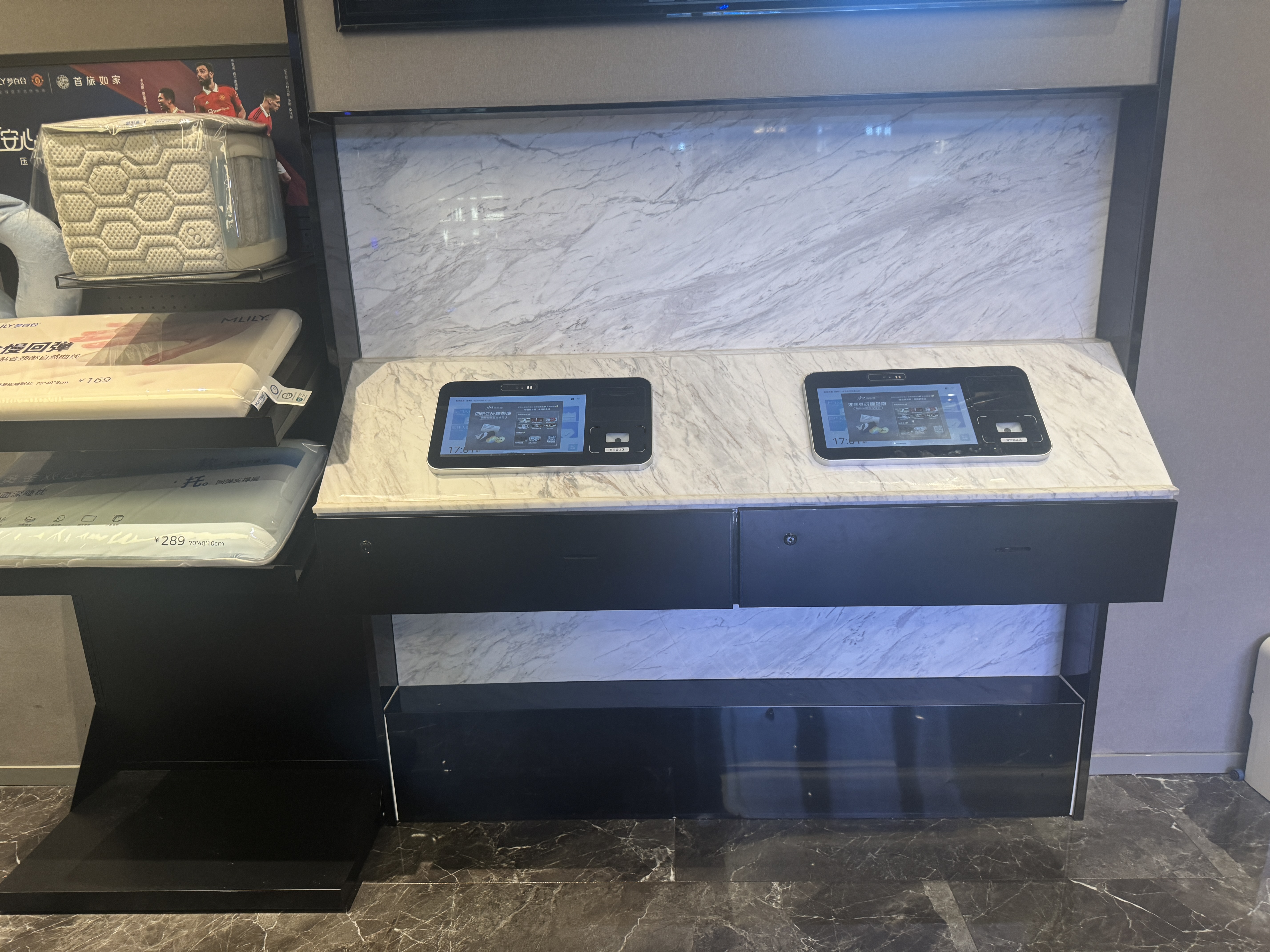 智能酒店前台入住自助终端深度测评：鹿马四大产品线横评
